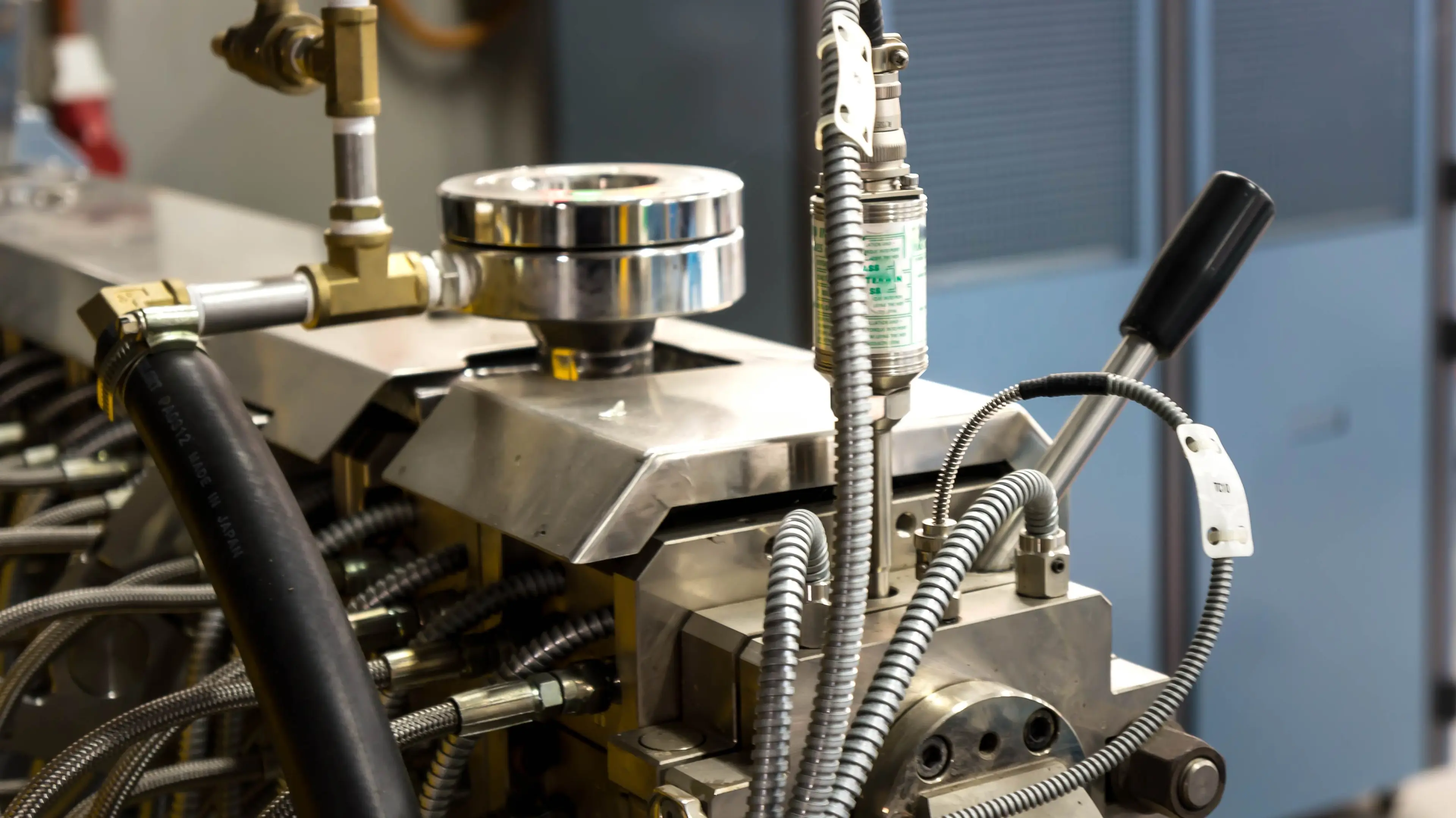 Extrusion machine for plastic injection