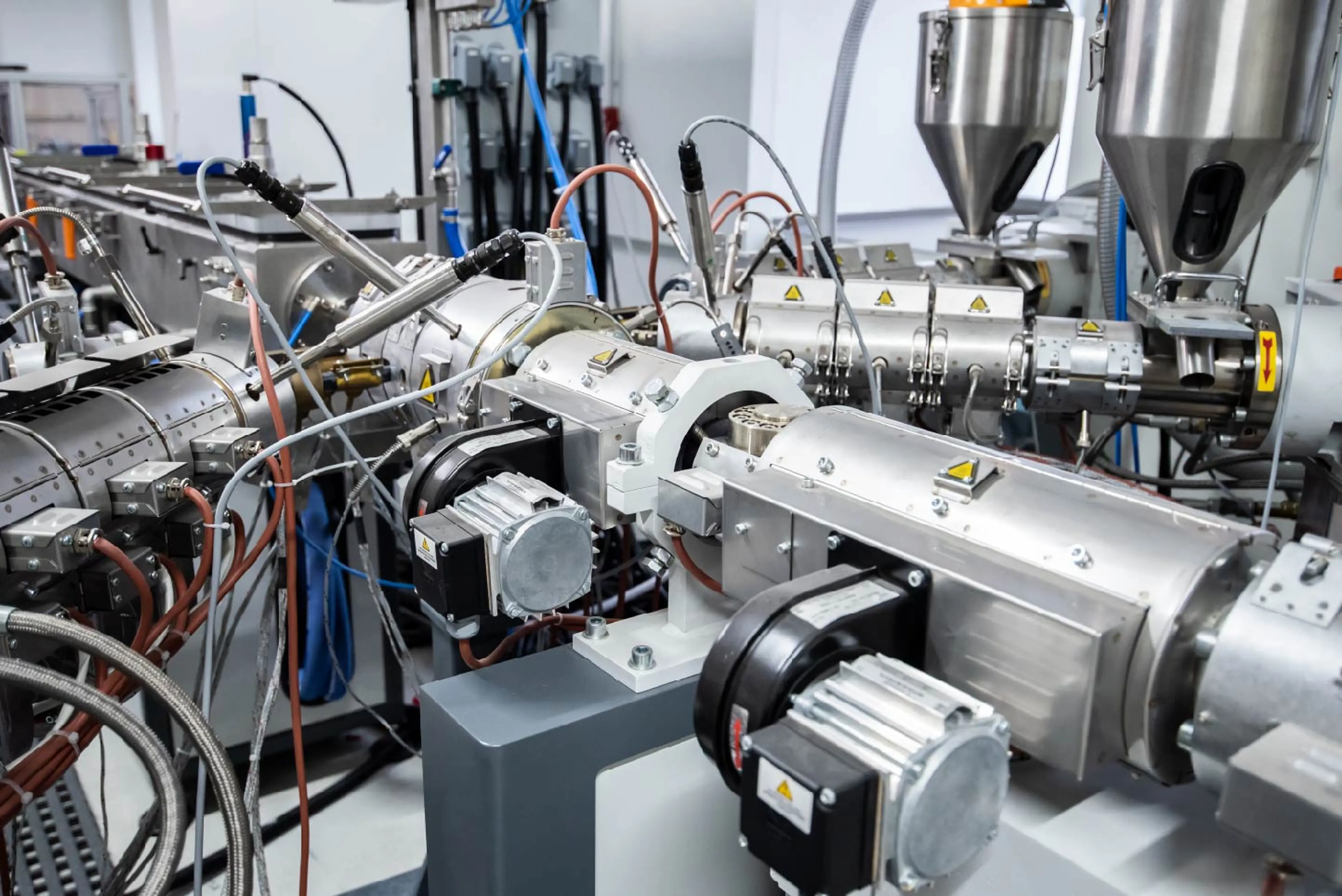 Extruder machine for extrusion of plastic material